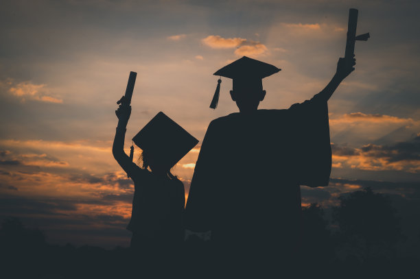 学生剪影庆祝教育毕业学生成功学习概念典礼在大学图片下载