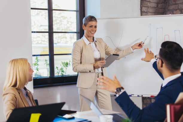 业务团队在办公室的白板上讨论新想法图片下载