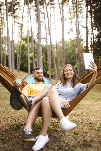 游牧民夫妇在森林露营时视频通话图片下载