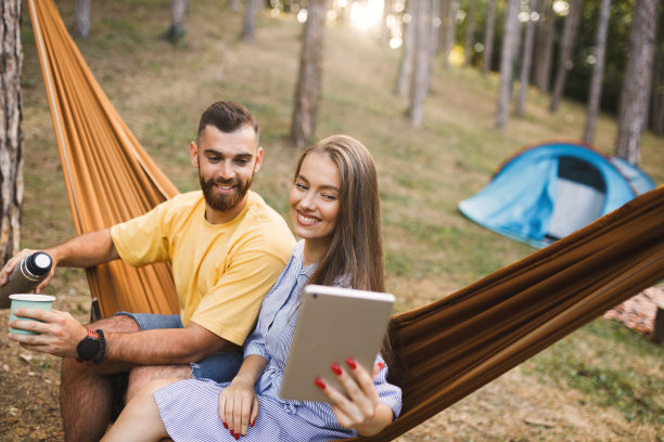游牧民夫妇在森林露营时视频通话图片下载