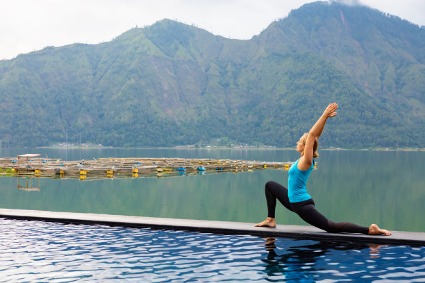 小女孩在巴图尔火山温泉水疗中心练习瑜伽图片下载