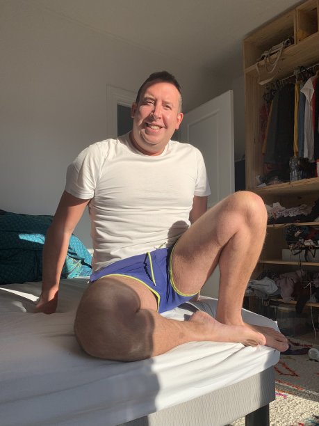 喜欢在家锻炼。图片下载