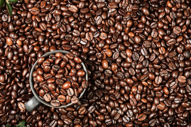 咖啡背景以空间为文字，桌上咖啡豆布局，黑色咖啡杯为浓缩咖啡，咖啡广告创意图片下载