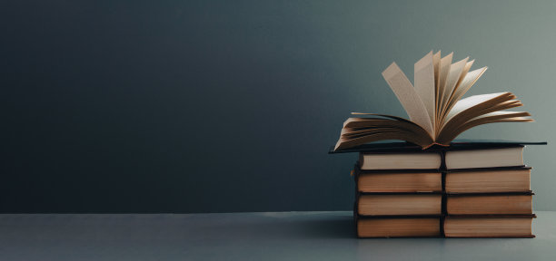 书架上一堆书，概念知识或学习，世界读书日。图片下载