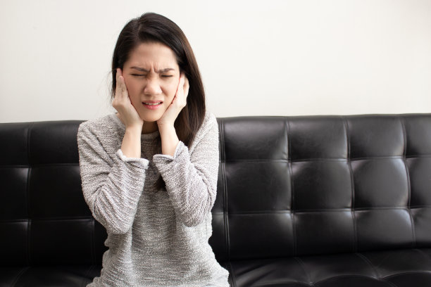 亚洲美丽的女人关闭她的耳朵感到紧张和害怕。健康的生活和精神观念。图片下载