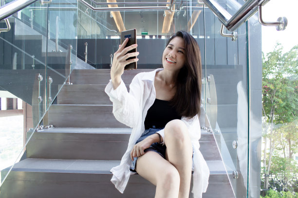 亚洲美女在假期和休闲时，会和朋友拍照、自拍或视频通话、聊天。图片下载