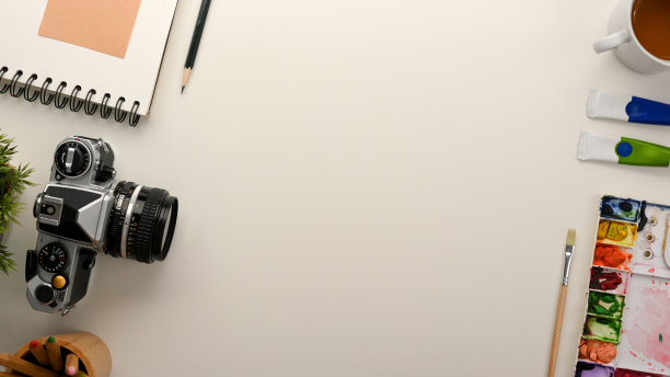 现代创意办公室工作空间与平面设计师的工作工具。图片下载