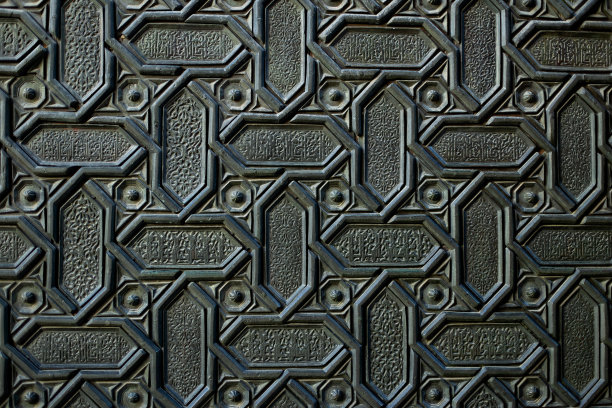 西班牙，塞维利亚大教堂的一个主要入口门外的一个伊斯兰门装饰的细节。浅景深图片下载