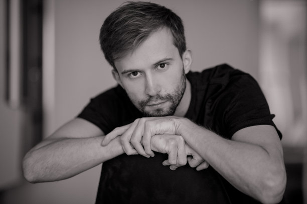 年轻沉思男子的黑白肖像。图片下载