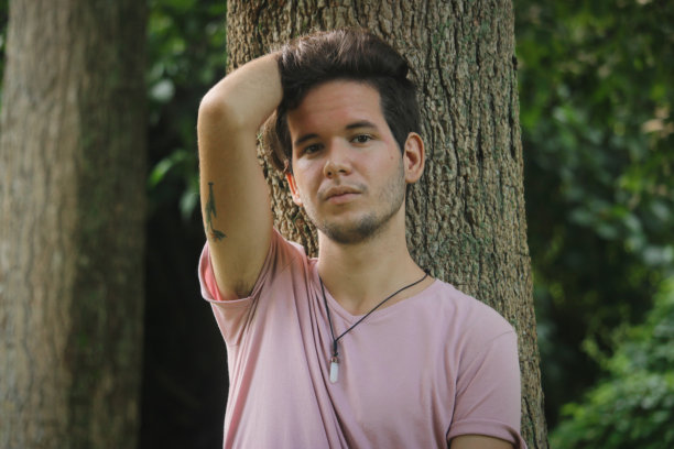 一个年轻的拉丁人图片下载