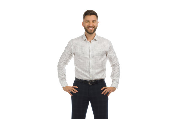 微笑的优雅男士站在那里，双手放在臀部。前视图。孤立。图片下载