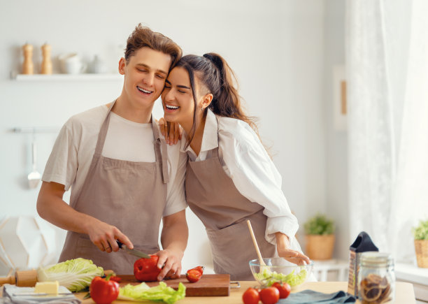 一对恩爱夫妻正在准备丰盛的晚餐图片下载