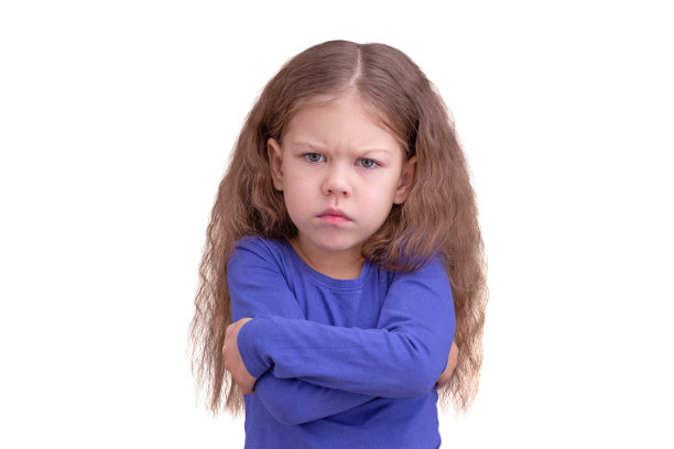 一个愤怒而严肃的小女孩，双臂交叉放在胸前，在白色的背景下看起来很不高兴图片下载