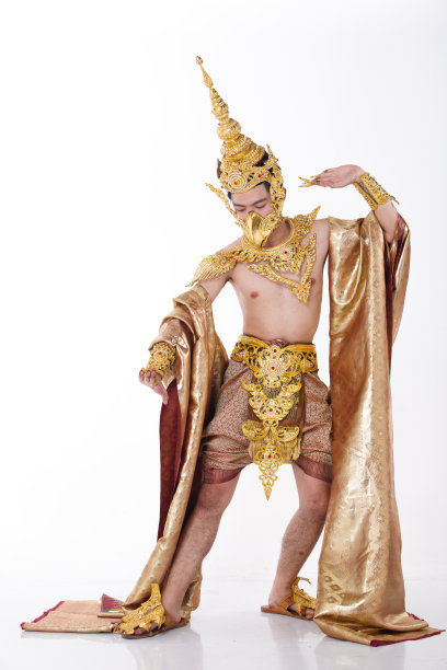 20多岁亚洲男子全身肖像，穿着金箔和民族服装的金色服装图片下载