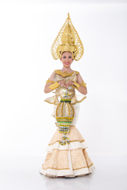 20年代亚洲女性的全身肖像，戴着金箔和民族服装的金色服装图片下载