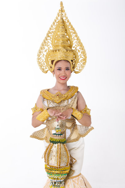 20年代亚洲女性的全身肖像，戴着金箔和民族服装的金色服装图片下载