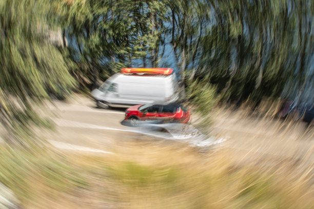 车辆的视线模糊，以红色为主。图片下载