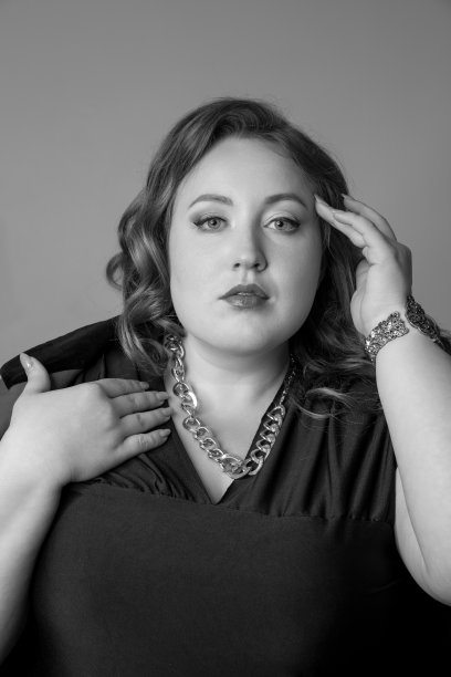 年轻美丽的女人摆孤立的灰色工作室背景的黑白特写肖像。美丽，时尚，风格，身体积极的概念图片下载