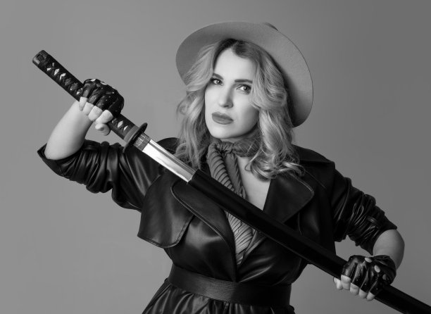 年轻美丽的女人摆孤立的灰色工作室背景的半长单色肖像。美丽，时尚，风格，身体积极的概念图片下载