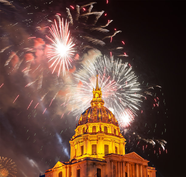 晚上，在荣军院(国家荣军院)上方燃放五彩缤纷的烟花来庆祝。法国巴黎图片下载