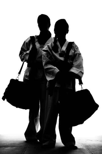 带着运动包的武术学生图片下载