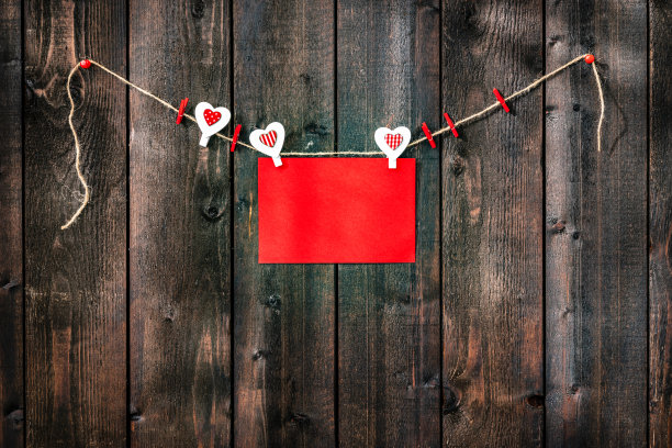 木墙上挂着红牌绳子图片下载