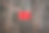 木墙上挂着红牌绳子图片下载
