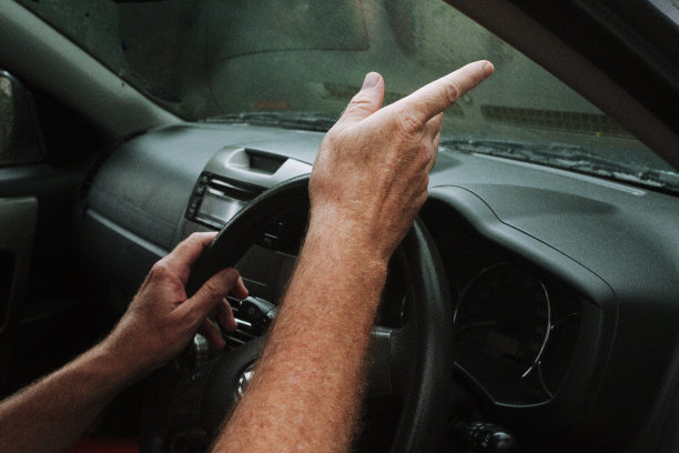 一个殡仪馆的人指着挡风玻璃图片下载