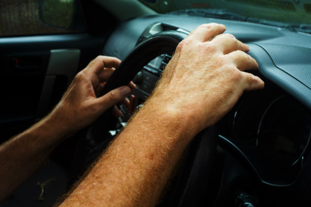 汽车司机的手放在方向盘上图片下载