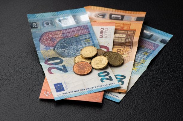 欧元纸币。桌上摆满了钞票图片下载