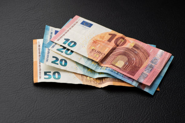 欧元纸币。桌上摆满了钞票图片下载