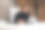 高兴的白人男子，在工作中用一杯咖啡暖手。图片下载