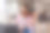 年轻女子在家用笔记本电脑上在线小提琴课。图片下载