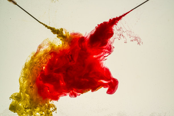 颜料流出的注射器图片下载