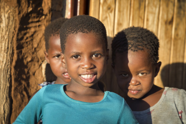 三个非洲孩子在他们房子前的照片图片下载