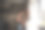 一对年轻的千禧夫妇坐在窗边的窗台上，喝着拿铁咖啡和饼干图片下载