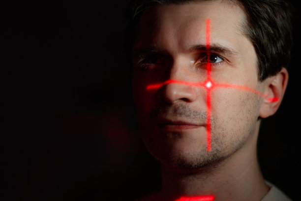 宗旨、技术与人、理念。一个脸上有投影的年轻人图片下载