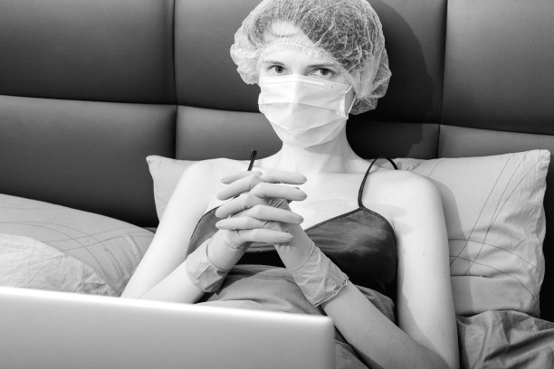 COVID-19冠状病毒自我隔离和在家工作。新的现实。正常的生活和工作隔离图片下载