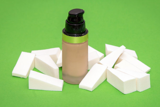 粉底霜和化妆海绵图片下载