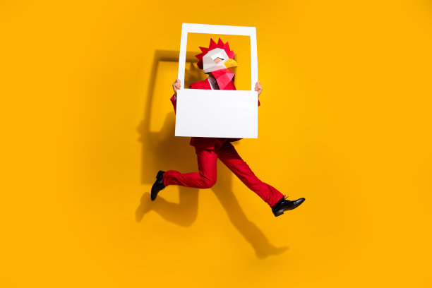 小伙子的个人资料照片跳抱快照框架运动跑穿公鸡多边形面具红色燕尾服孤立黄色背景图片下载