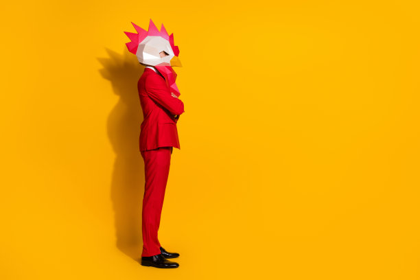 自信的雇主资料照片摺叠双手戴公鸡多边形面具红色燕尾服孤立黄色背景图片下载