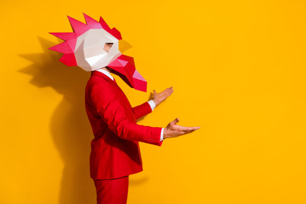 正牌男子照片举手等抓空穿公鸡面具红色燕尾服孤立黄色背景图片下载