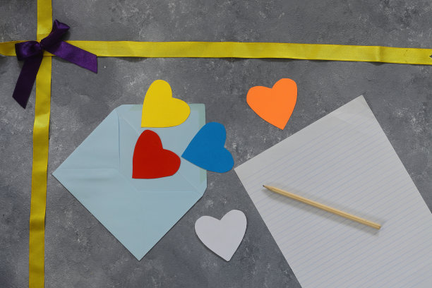 空白的记事本，钢笔和红纸心。情人节卡片，婚礼清单，情书或写在乳制品的概念。平躺，顶视图模拟与复制空间图片下载