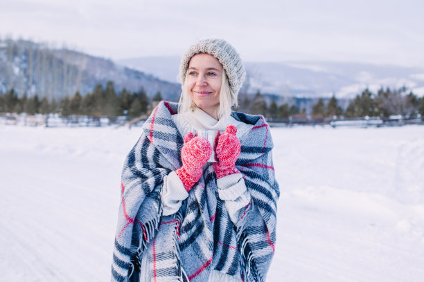 快乐的成年妇女的肖像在羊毛衫享受冬天的时刻图片下载