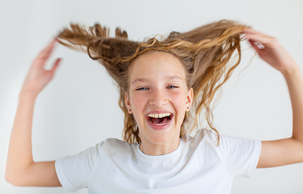 肖像微笑的年轻女孩teen飞卷发图片下载