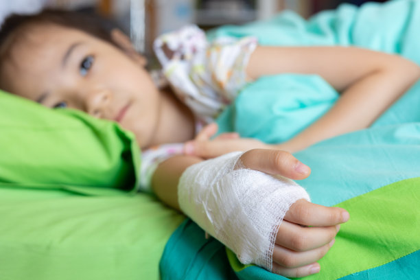 选择焦点美丽和可爱的5岁的亚洲女孩谁是生病的病毒感染和接受药物在医院显示不安和担心她的疾病在她的床上。图片下载