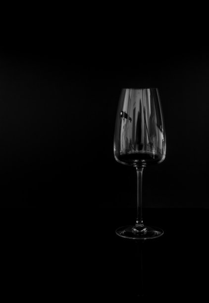 黑色背景和玻璃瓶与反射在桌子上图片下载