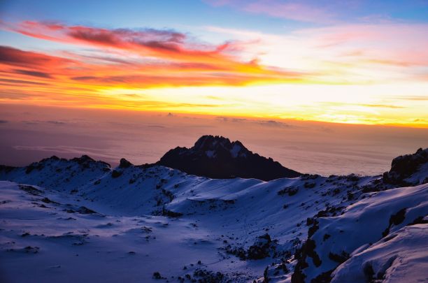 非洲。坦桑尼亚乞力马扎罗山乌呼鲁山顶美丽的日出。在坦桑尼亚进行徒步探险旅行。图片下载