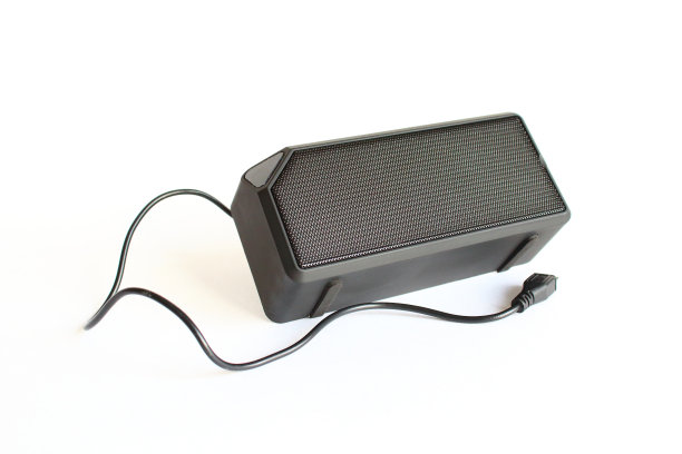 白色背景的迷你无线扬声器。孤立。特写镜头。图片下载