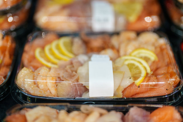 零食在超市。虾仁和咸红鱼。图片下载